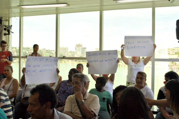 Servidores estão indignados com demissão em massa / Foto: Marcelo Paiva   