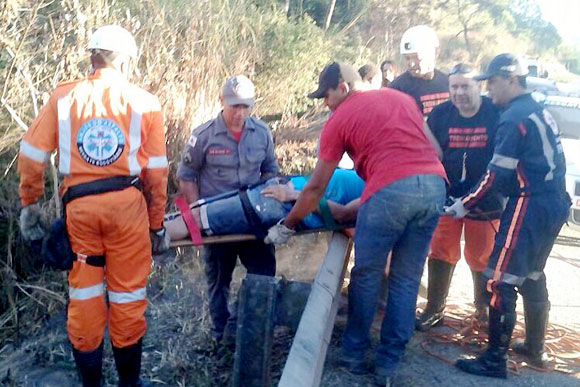 Colombianos sofrem acidente na BR 381, em Caeté / Foto: Anjos do Asfalto