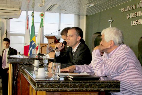 Secretário Gil Rosa, com o microfone, apresentou os números aos vereadores / Foto: Divulgação Câmara