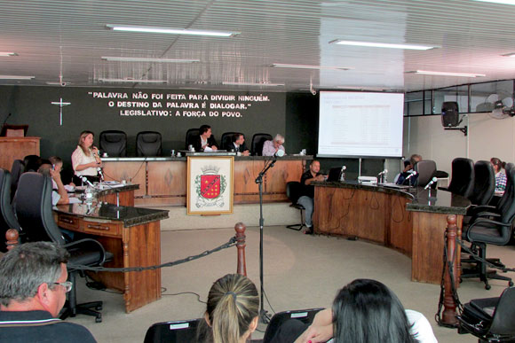 A secretária Kátia Nogueira também explanou durante a audiência / Foto: Divulgação