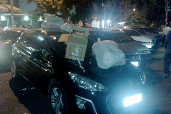 Carro foi coberto de lixo por moradores do prédio / Foto: Reprodução