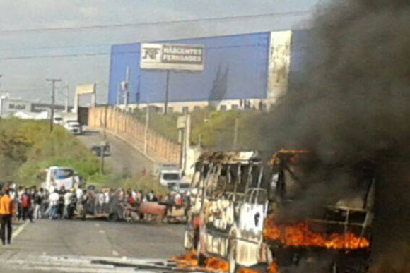 Manifestantes incendiaram ônibus no local / Foto: Cristina Martins