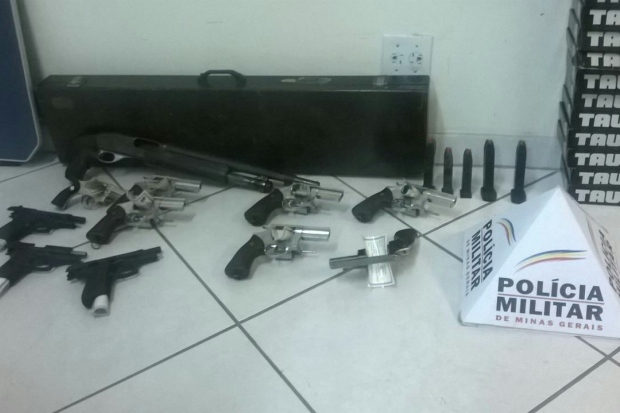 Armamento encontrado na casa de ex-empresário / Foto: Divulgação PM