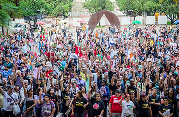 Manifestação em frente a Assembleia Legislativa / Foto: cnte.org.br