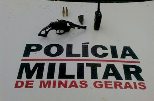Arma e rádio apreendidos pela PM/Foto: Polícia Militar
