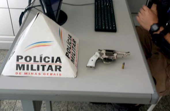 Arma calibre .32 que o jovem tentou se desfazer ao ver os policiais / Foto: Polícia Militar