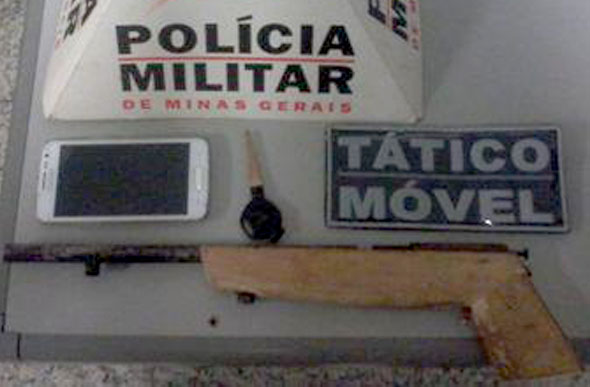 A arma de fabricação artesanal foi apreendida pela Polícia Militar/Foto:PM