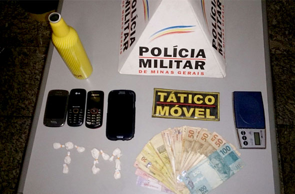 Drogas, dinheiro e celulares foram apreendidos com o casal/Foto: Polícia Militar