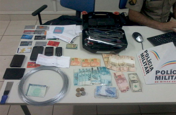 Com os suspeitos foi encontrado, dinheiro, envelopes de depósitos, cartões de vários bancos / Foto: Polícia Militar