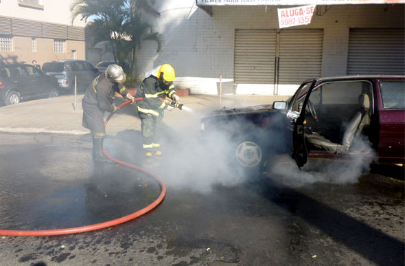 Todo o motor do carro foi consumido pelo fogo / Foto: Ascom Bombeiros