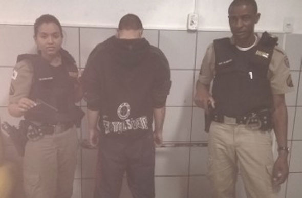 O adolescente foi apreendido por portar drogas e na sua casa uma Garrucha foi encontrada/Foto: Polícia Militar