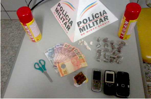 Drogas foram encontradas nas residências dos suspeitos / Foto: Polícia Militar