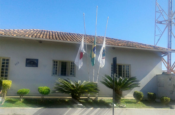 Na Prefeitura, as bandeiras estão hasteadas a meio mastro em sinal de respeito/Foto: Carlos Rodolfo