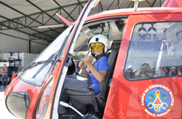 Paulo Ricardo visita o helicóptero que ajudou a salvar a sua vida / Foto: Divulgação 