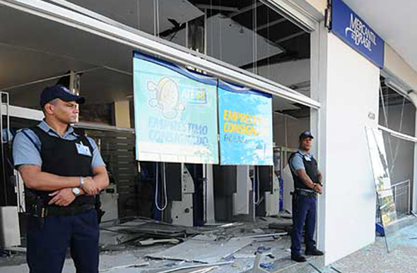Explosão no Banco Mercantil deixa equipamentos danificados e vidraças quebradas / Foto Ilustrativa: em.com.br