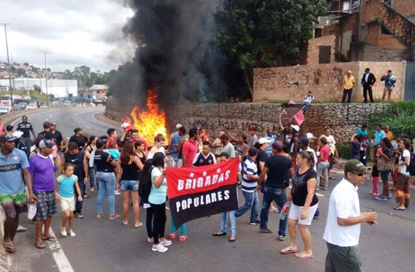 Manifestantes bloqueiam anel rodoviário na altura do bairro Olhos d'Água / Foto: Joviano Mayer