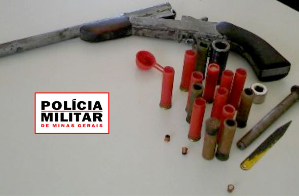 Uma garrucha de fabricação artesanal também foi encontrada/Foto:Polícia Militar