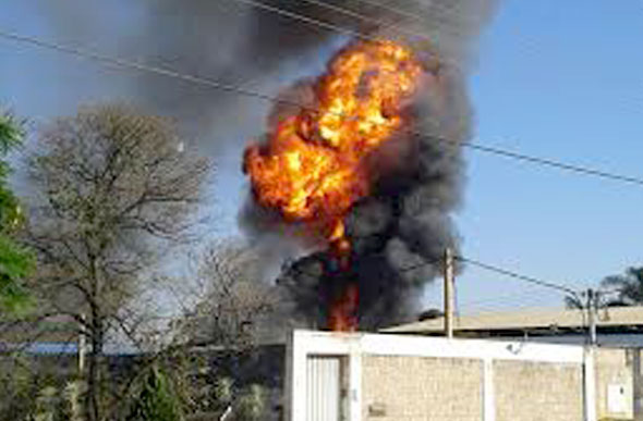 As chamas chegaram a aproximadamente 15 metros de altura/Foto: Ascom Bombeiros