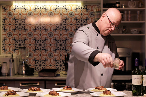 O chef Henrique Burd prepara um dos pratos - Foto: Túlio Thales