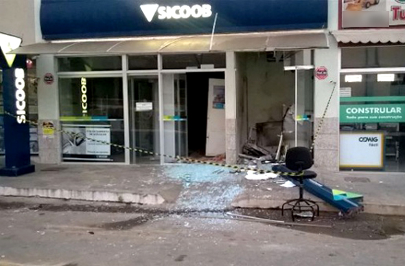 Criminosos explodem agências bancárias e atiram contra sede da PM em Santana de Pirapama/ Foto: enviada por leitor