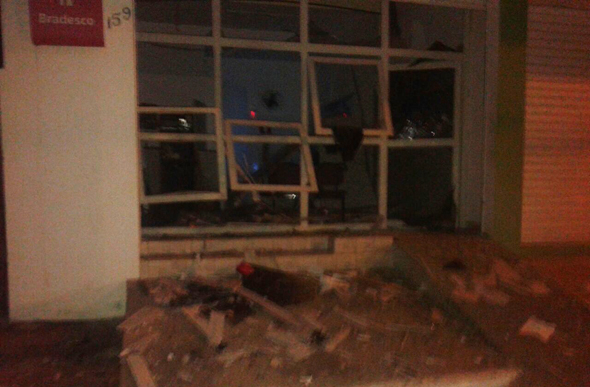 Criminosos explodem agências bancárias e atiram contra sede da PM em Santana de Pirapama/ Foto: enviada por leitor