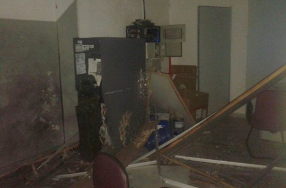 Explosão deixou agência destruída/ Foto: enviada por leitor