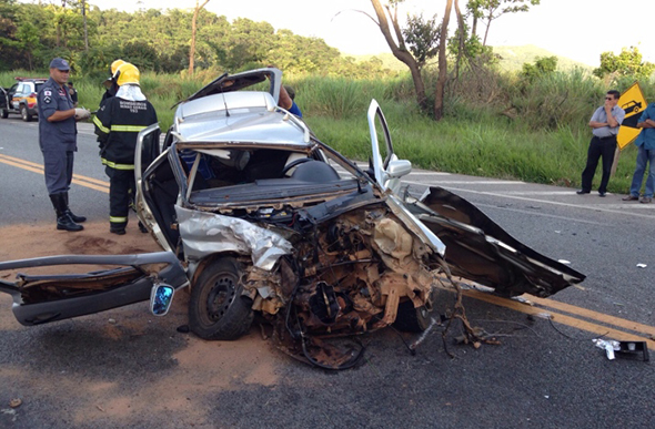Acidente com carro de Sete Lagoas deixa feridos na BR-381/ Foto: divulgação Bombeiros
