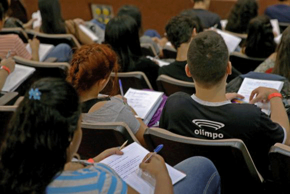 Estudantes se preparam para o Enem, que terá o segundo dia de provas no domingo (12)/Foto: Wilson Dias - Arquivo Agência Brasil