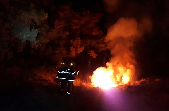 Bombeiros no combate a chama em vegetação próximo ao local - Foto Dênis Valério