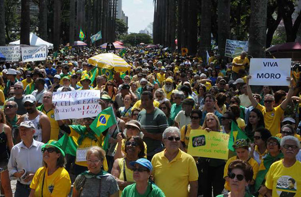 Os apoiadores de Bolsonaro foram à Praça da Liberdade em defesa da Lava Jato./ Foto: Paulo Filgueiras/EM/D.A. Press