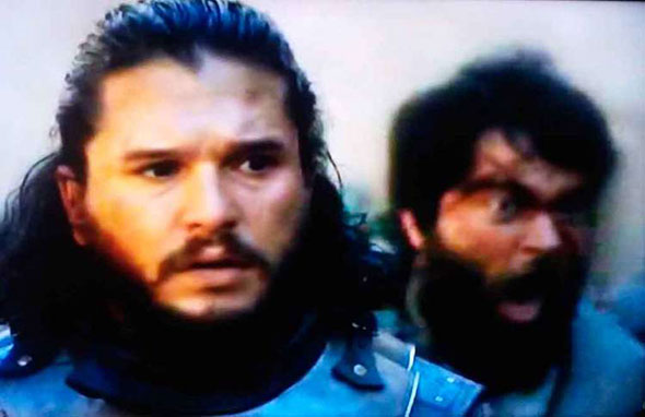 Gabriel (à direita, ao fundo) ficou próximo de Jon Snow (Kit Harrington) na maior parte das cenas que participou (foto: HBO / Reprodução)
