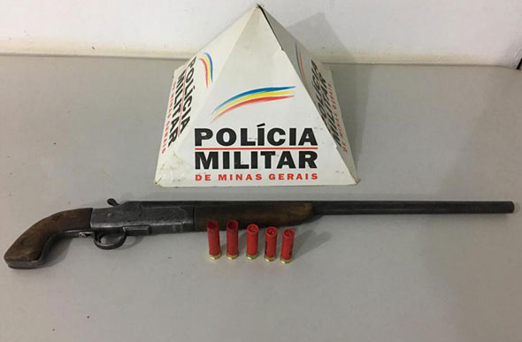 Foi apreendida uma espingarda e cinco munições não deflagradas./ Foto: Polícia Militar/Divulgação
