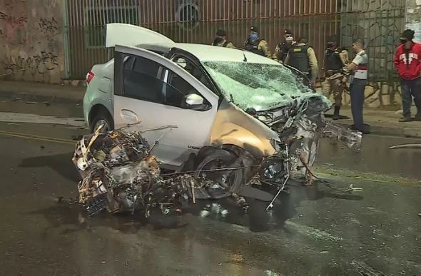 Carro ficou com a frente completamente destruída — Foto: Reprodução/TV Globo