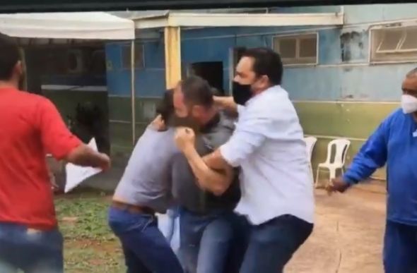 Vídeo mostra equipe da TV Integração sendo agredida em frente a hospital de Prata./Foto: Reprodução Vídeo/TV Integração