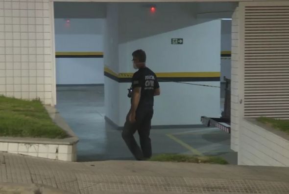 Garagem foi isolada para o trabalho da PM. — Foto: TV Globo/Reprodução