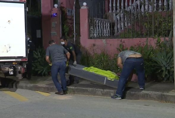 Corpos foram removidos pela Polícia Civil e encaminhados para o IML — Foto: Reprodução/TV Globo