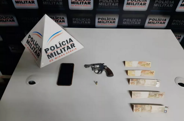 Materiais apreendidos pela PM em Curvelo — Foto: Polícia Militar/Divulgação
