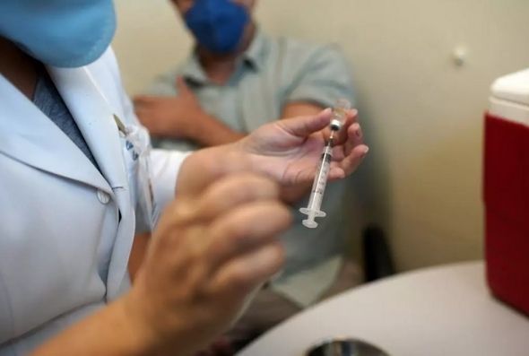 Vacina está sendo aplicada nos grupos de risco - Foto: MAURO PIMENTEL / AFP