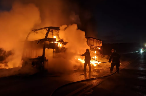 Ônibus foi destruído pelas chamas — Foto: Corpo de Bombeiros/ Divulgação