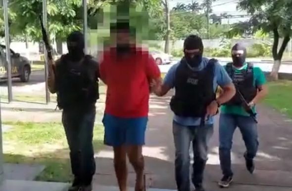 Chegada do médico suspeito de abuso ao Grupamento de Operações Especiais, no Recife — Foto: Reprodução/Polícia Civil