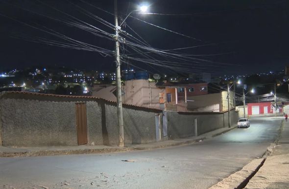 Homem morreu com 50 facadas no Barreiro. — Foto: Carlayle André/TV Globo