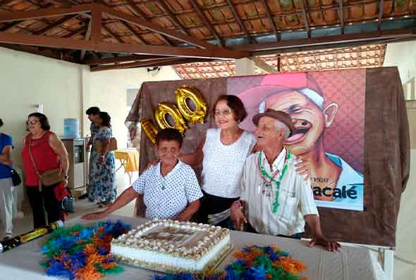 Tião Macalé em sua festa de aniversário comemorando 100 anos / Foto: Vila Vicentina - divulgação