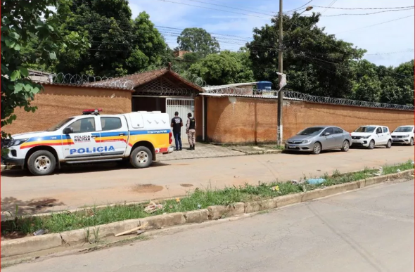 Polícia Militar em frente a clínica de reabilitação — Foto: Prefeitura de Matozinhos/Divulgação