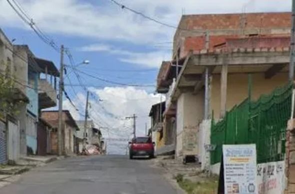 As duas jovens foram assassinadas no meio da rua Margarida em Betim, na Grande BH — Foto: Google street View