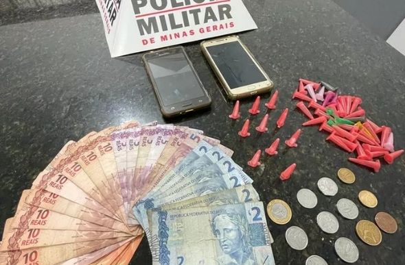 Polícia apreendeu pinos de cocaína e dinheiro com suspeitos — Foto: Polícia Militar / Divulgação